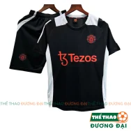 Quần Áo Bóng Đá MU Đen Training 2025 2026 Thun Mè S-COMF Thoáng Khí Thể Thao Đương Đại